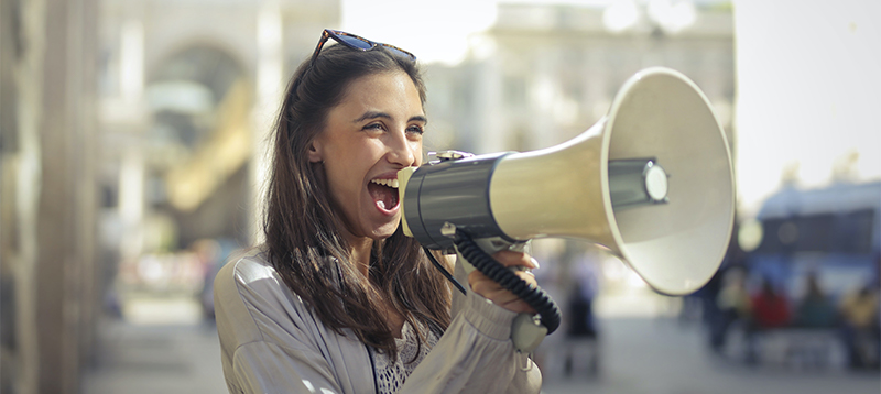 Personne parlant dans un megaphone